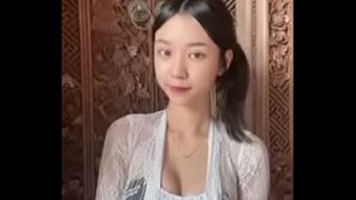 Sindi yang Menggoda dengan Tubuh Seksi dan Gairah Membara