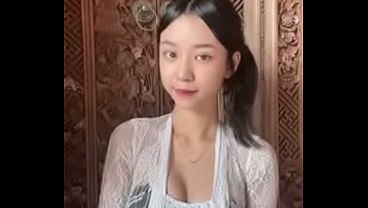 Sindi yang Menggoda dengan Tubuh Seksi dan Gairah Membara