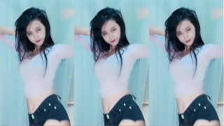 Cô gái Trung Quốc thoát hiểm trên mái nhà rực lửa