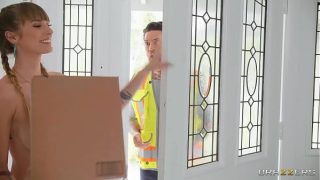 Pengantar Paket yang Menggoda: Video Lengkap di Brazzers