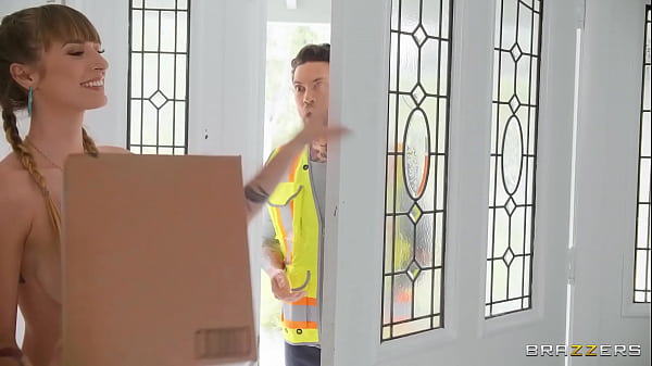 Pengantar Paket yang Menggoda: Video Lengkap di Brazzers