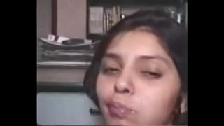 Gadis India yang Menggoda dengan Lekuk Tubuh yang Memukau