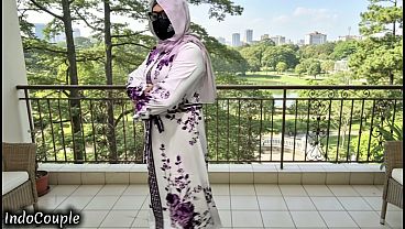 Istri berhijab yang genit dan doyan selingkuh, kujumpai di koridor kampus yang sepi