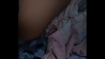 Binalatan na Pinay, mainit na eksena sa bagong video.