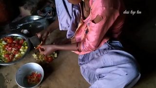 Istri terbaik bikin makanan di dapur, lalu kami bercinta panas di meja makan
