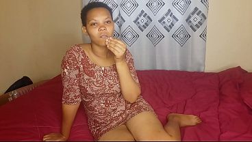 Ibu menggoda diri di kamar tidurnya, memamerkan liang basahnya yang gelap dan menggairahkan