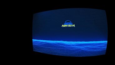 Paha Mulus Asia Menggoyang dengan Stocking Neon