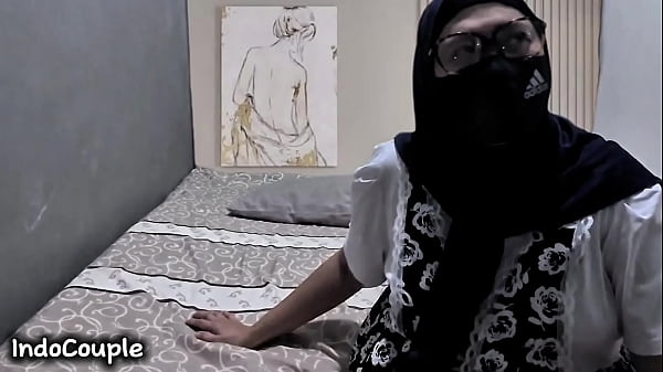 Istri bahenol Indonesia asyik menikmati seks anal dengan kekasih gelapnya