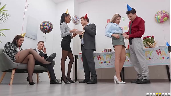 Pesta Memek di Kantor – Tina Fire dan Irina Cage / Brazzers / streaming full di www.brazzers.promo/place