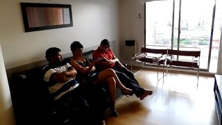 Tak Ada yang Seru di TV, Jadi Aku Sanggupi Tukang Ledeng dan Teman Suamiku, Kami Berdua Jadi Gila Rayuan
