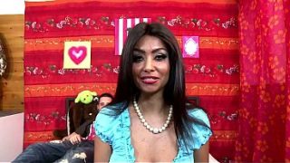 Ibu Latina yang menggoda dan siap memuaskan hasrat
