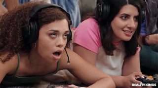 Mode Co-op untuk Gadis Gamer yang Panas / Reality Kings