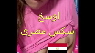 عاهرة المطرية الفاجرة تتعري بملابسها الداخلية في البلكونة وجارها ينزل ليفرض نفسه عليها بقوة ويمتع جسدها البلدي الممتلئ