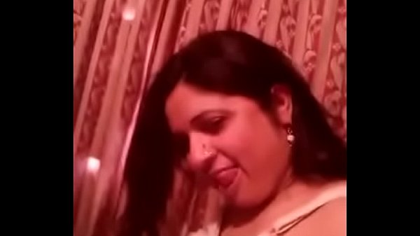 Gadis India yang Menggoda dengan Sari Transparan dan Pinggul Bergoyang