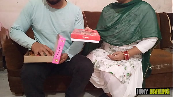 Diwali ke mauke par maami ki rasili choot ke patakhe jalakar manaayi yeh tyohar