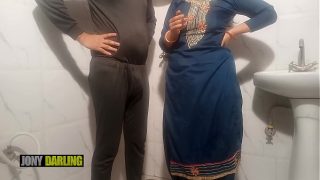 Bhabhi Punjabi yang nakal digilir Bihari di kamar mandi sambil merokok, suara erotis Hindi dan Punjabi bergema