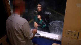 Arab Wanita Putus Asa Menggoda di Motel Gelap Demi Uang