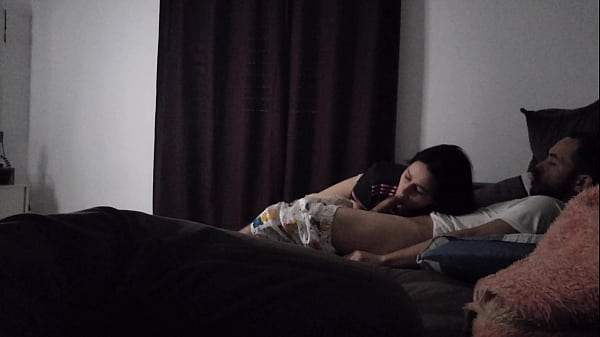 Tia safada planejou tudo para dividir o sofá com o sobrinho no sigilo