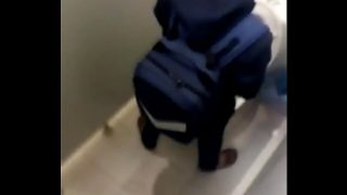 Siswi cantik ngangkang di toilet kampus