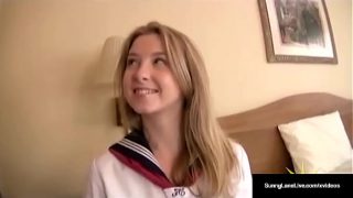 Mahasiswi Amerika Sunny Lane Digituhin Vagina Basahnya oleh Pria Asia yang Horny!