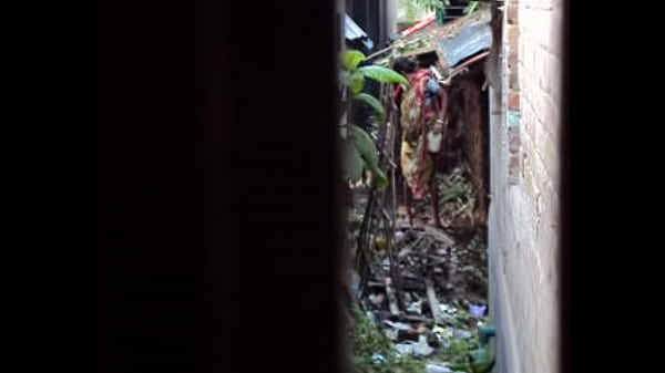 Video Panas Desi Buang Air Kecil dan Pipis