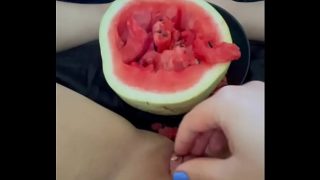 SEMANGAT BUAH SEMANGKA GANDAKAN KEPUASAN INTIM WANITA – VIDEO PANJANG ARAB TERBARU 2025 – AMATIR SAUDI PALING HOT – FANTASI LIAR PUTIH SALJU ARAB – FETISH MAKANAN EKSTREM – BUAH SEGAR DI LUBANG SEMPIT GADIS MUDA – CEWEK LOS ANGELES USA