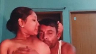 Bidadari Benggala dengan Payudara Menggoda Telanjang di Hadapan Suami