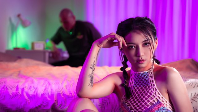 Gadis Asia Menggila dengan Teriakan Panas