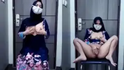 Gadis Berjilbab Hitam Mengucurkan Cairan Panas di Ambang Pintu