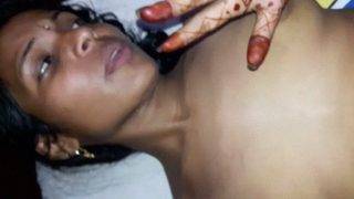 Gadis India dengan Henna Menggoda, Ranum dan Bergairah