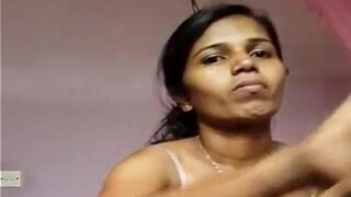 Gadis India panas menggoyang dildo dengan nafsu liar