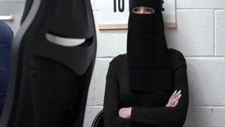 Gadis Pakistan yang suka mencuri akhirnya merasakan hukuman keras di Amerika