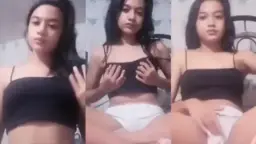 Gadis SMP Manis Mainkan Memeknya yang Basah