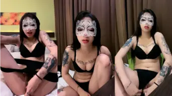 Kak Novita Mengangkang dengan Celana Dalam Tipis yang Menggoda