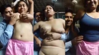 Seorang mesum menggila-gilai pacar kuliahnya yang montok di sebuah hotel India