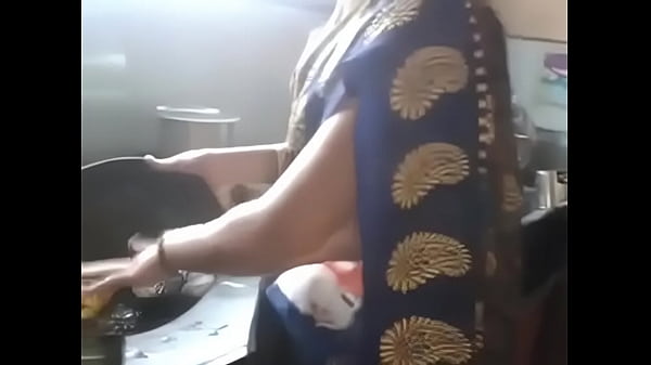 Tante India Desi Kannada seksi, pusar dan pinggul menggoda