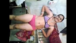Desi panas dengan lagu yang bikin bergoyang