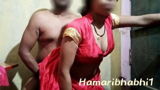 Istri Desa India Digoyang Ganas dengan Saree Merah Membara