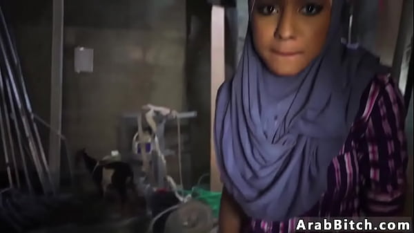 Paha Arab Montok Menggoyang Pantat di Titik Jatuh, 23km dari Pangkalan