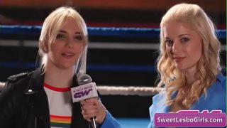 Ariel X dan Sinn Sage, dua lesbian seksi yang bergulat dengan penuh gairah di atas ring, menikmati setiap detiknya.
