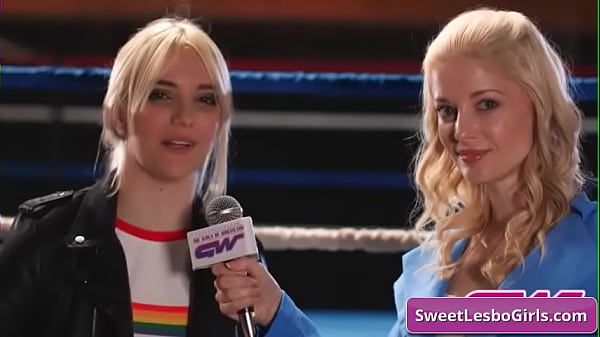 Ariel X dan Sinn Sage, dua lesbian seksi yang bergulat dengan penuh gairah di atas ring, menikmati setiap detiknya.