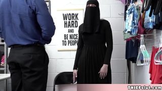 Gadis Muslim imut berusaha menyembunyikan barang curian di balik pakaiannya yang ketat