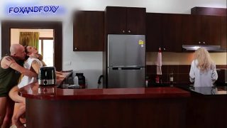 Hampir Ketahuan, Anal Mengejutkan di Dapur Dekat Ibu Mertua yang Lagi Masak