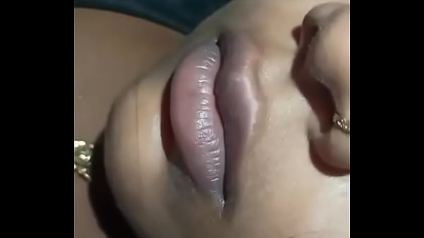 Bibir menggoda Desi yang bikin panas