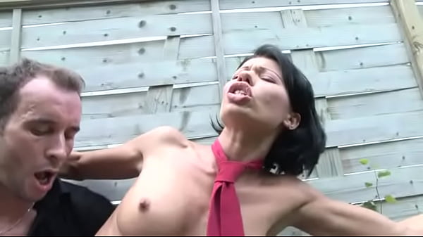 Gadis SMA digoyang pantatnya di belakang sekolah dan menelan cairan panas