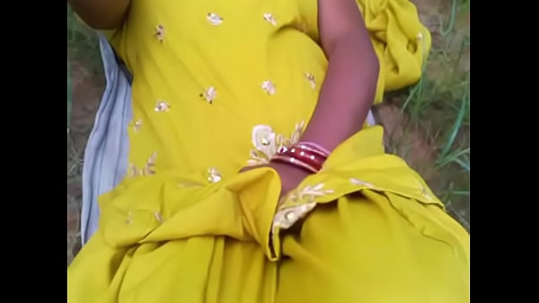 Gadis liar di ladang dengan suara gemas menggoda