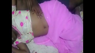 Bibi montok sange pakai sari pink panas, pusar gemuknya menggodaku untuk dicium