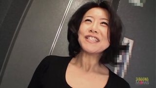 Wanita Asia dewasa yang haus ingin merasakan setiap mainan seks di celah basahnya