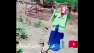 Wanita terbang dengan teks Arab yang menggoda