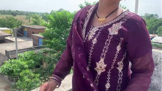 Bhabhi Bhojpuri yang nakal memberikan kenikmatan total dari memek dan tubuhnya dengan audio Hindi yang menggairahkan